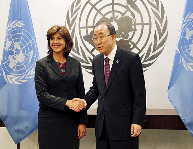 A chanceler colombiana, Mara ngela Holgun, cumprimenta o secretrio-geral da ONU, Ban Ki-moon