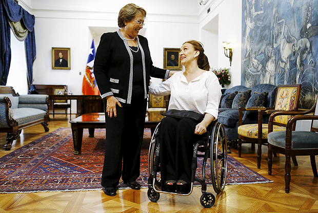 A presidente do Chile, Michelle Bachelet ( esq)., recebe a vice argentina, Gabriela Michetti