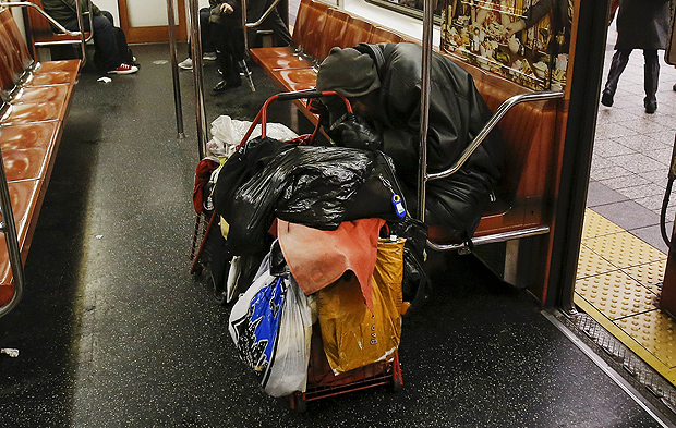 Homem dorme em metr em Nova York