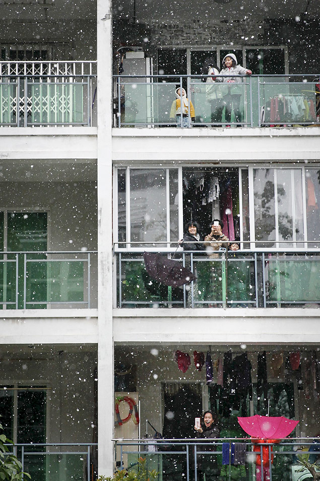 Moradores de Guangzhou reagem  neve; desde 1967 no nevava na cidade, segundo registros 