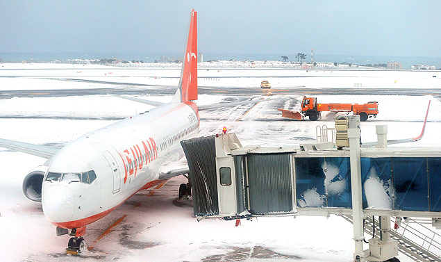Avio em aeroporto da ilha Jeju, na Coreia do Sul; nevasca cancelou voos que serviam a regio