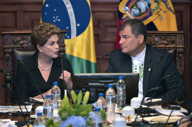 Dilma Rousseff e seu colega Rafael Correa renem-se na sede da Presidncia equatoriana, em Quito