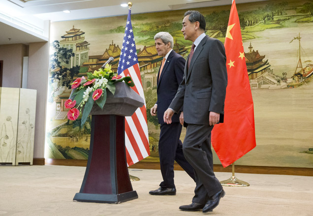 O secretrio de Estado americano, John Kerry, deixa entrevista com o chanceler chins, Wang Yi