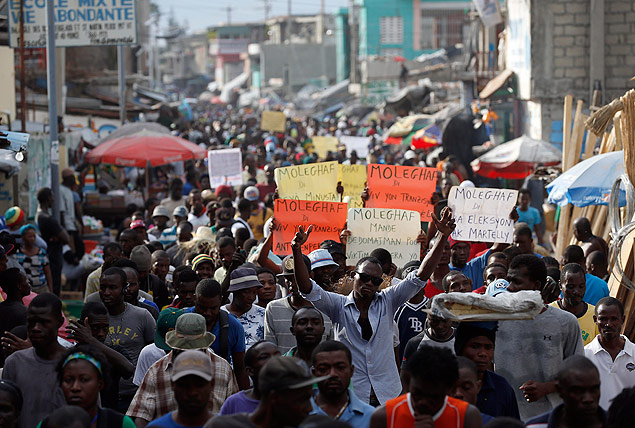 Manifestantes pedem a renncia do presidente Michel Martelly em protesto em Porto Prncipe, no Haiti