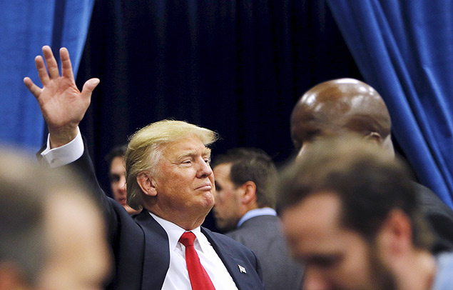 O candidato republicano Donald Trump acena a seus seguidores em um evento de campanha em Iowa