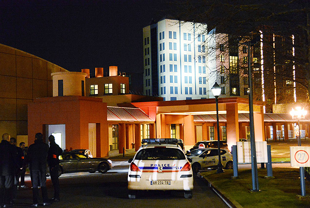 Policiais franceses cercam o hotel New York, onde um homem tentou entrar com duas armas 