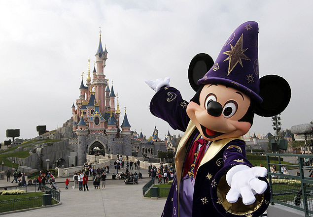 (FILES) This file photo taken on March 31, 2012 shows Disney character Mickey poseing in front of the Sleeping Beauty Castle at Disneyland theme park as part of the 20th birthday celebrations of the park, in Chessy, near Marne-la-Vallee, outside Paris. A man carrying two handguns, ammunition and a Koran was arrested on January 28, 2016 at a hotel in Disneyland Paris, police sources said. The man was 