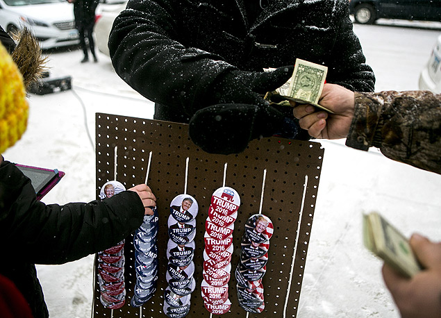 or sells Donald Trump merchandise outside a campaign event at the John Wayne Birthplace Museum in Winterset, Iowa, Jan. 19, 2016. Trump and Sen. Bernie Sanders and are counting on a surge of new, irregular and independent voters to turn out in Iowa, yet the pace of new voter registration in the state€ôs caucuses gives reason to question whether a huge turnout is really in the offing. (Sam Hodgson/The New York Times) ORG XMIT: XNYT20 ***DIREITOS RESERVADOS. NO PUBLICAR SEM AUTORIZAO DO DETENTOR DOS DIREITOS AUTORAIS E DE IMAGEM***