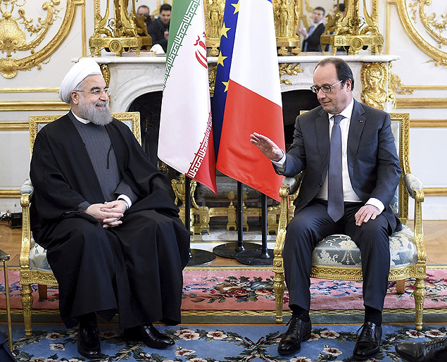 Presidentes do Ir, Hasan Rowhani (esq.), e da Frana, Franois Hollande, reunidos no Palcio do Eliseu 