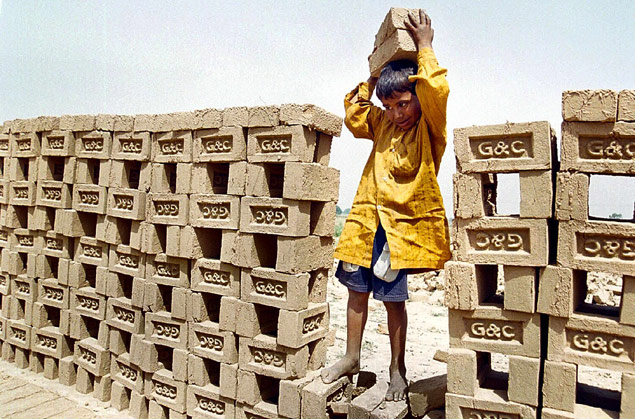 Criana trabalha em fbrica de tijolo em Chandigarh, na ndia, em fotografia de 2002