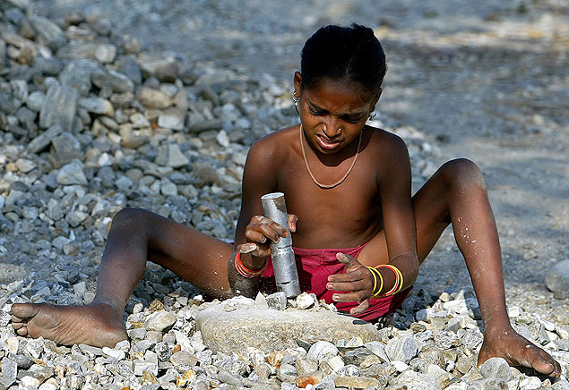 Garota trabalha quebrando pedras em Silliguri, na ndia, em fotografia de 2006
