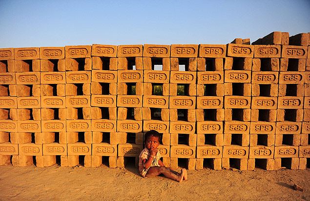 Criana em fbrica de tijolos em Allahabad, na ndia, em fotografia de 2013 