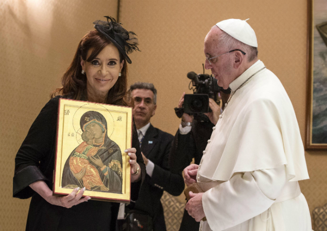 Cristina Kirchner, antecessora de Macri, durante audincia com o papa em junho do ano passado 
