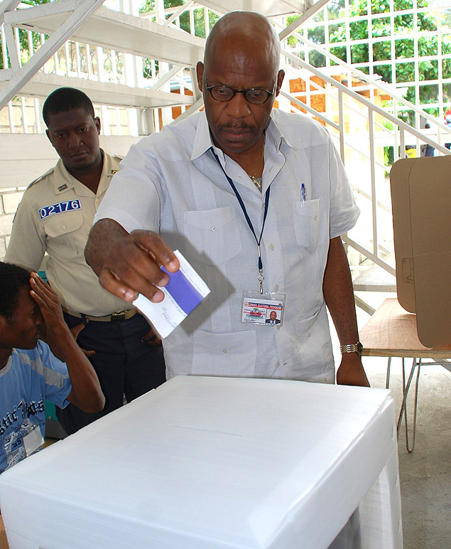 Pierre-Louis Opont, que renunciou  presidncia do conselho eleitoral do Haiti, durante votao em 2009 