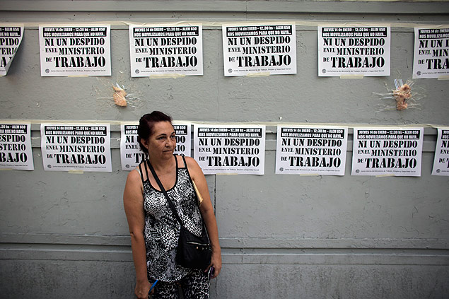 Cartazes de protesto contra as demissões no Estado argentino; Mauricio Macri já dispensou 15 mil