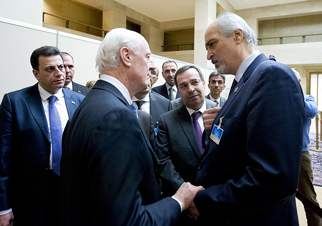 O enviado Staffan de Mistura (esq.) fala com o embaixador srio na ONU, Bashar al-Jaafari, em Genebra