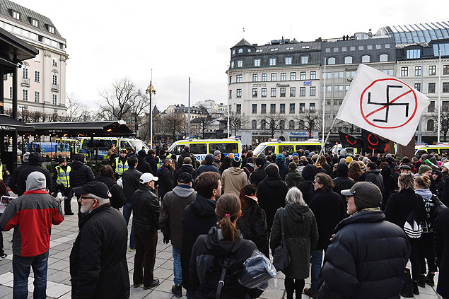 Grupo protesta contra ação de mascarados que entregaram panfletos com ameaças a imigrantes em Estocolmo