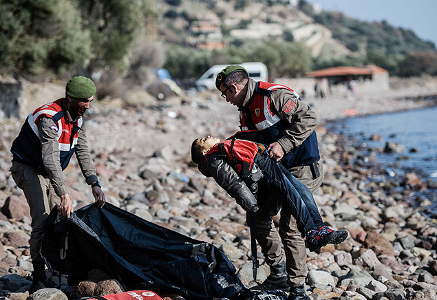 Membro da guarda costeira turca carrega corpo de criana vtima de naufrgio na provncia de anakkale 