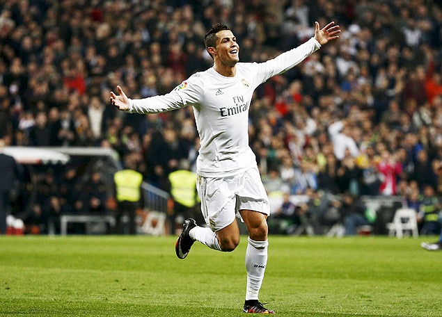 Cristiano Ronaldo comemora um de seus trs gols na vitria sobre o Espanyol