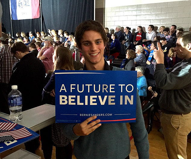 Frederik Cornelius-Knudsen, 17, que dar seu voto a Sanders, e o slogan 