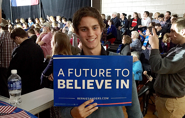 Frederik Cornelius-Knudsen, 17, que votar em Sanders, com cartaz com slogan "Um futuro para se acreditar"