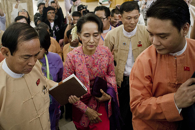 A ganhadora do Nobel da Paz Aung San Suu Kyi chega ao Parlamento de Mianmar nesta segunda