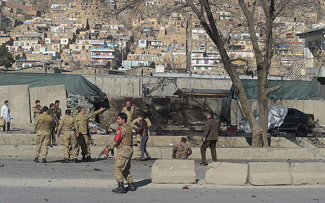 Foras de segurana afegs cercam local onde homem-bomba se explodiu em Cabul nesta segunda
