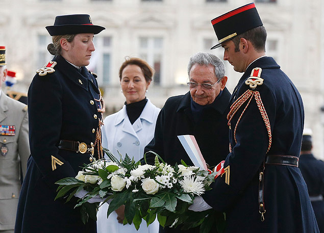 O ditador de Cuba, Ral Castro, deixa coroa de flores no tmulo do soldado desconhecido em Paris