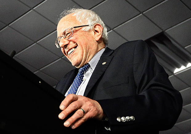 O senador por Vermont Bernie Sanders se prepara para falar a seus seguidores no Estado de Iowa