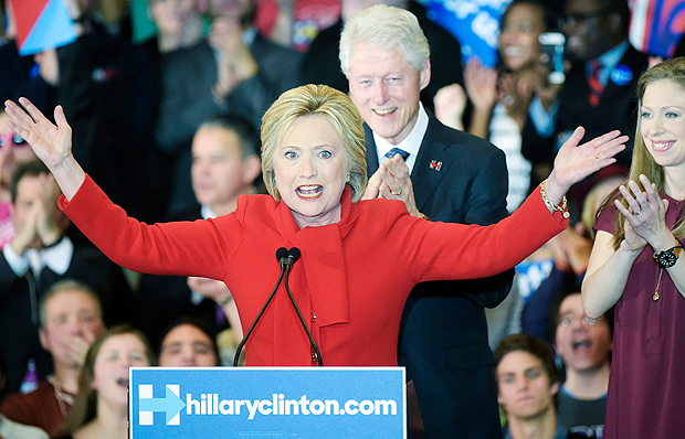 A candidata democrata Hillary Clinton, ao lado do ex-presidente Bill, discursa em Des Moines, em Iowa