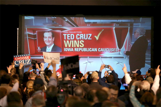 Apoiadores do candidato republicano Ted Cruz comemoram vitria do senador em prvia no partido em Iowa