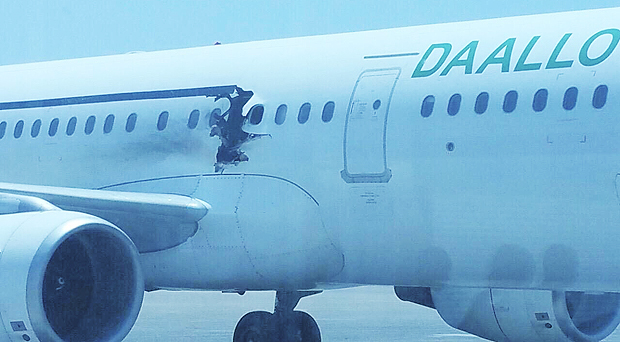 O Airbus A321 da Diallo Airlines foi danificado em uma de suas laterais depois da exploso