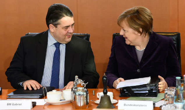  Chancellor Angela Merkel chats with Vice Chancellor, Economy and Energy Minister Sigmar Gabriel before the weelky cabinet meeting in Berlin on February 3, 2016. / AFP / TOBIAS SCHWARZ