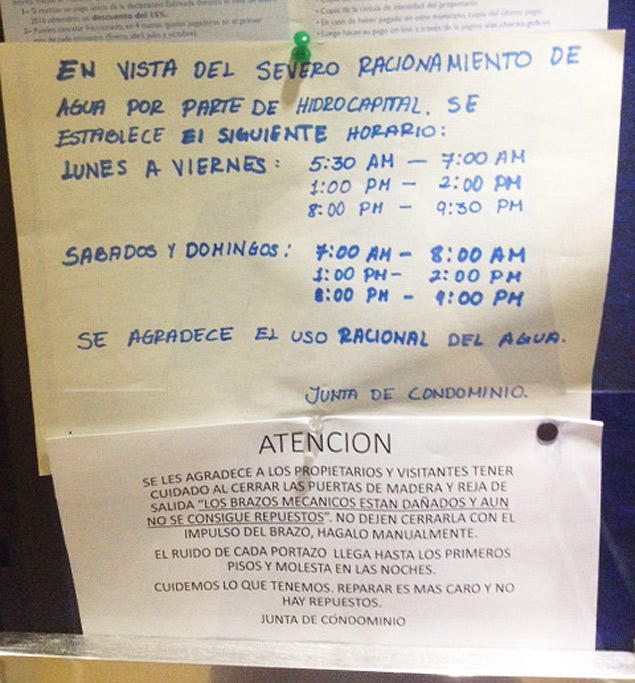 Aviso em elevador de prédio de classe média alta em Caracas expõe regras de racionamento de água