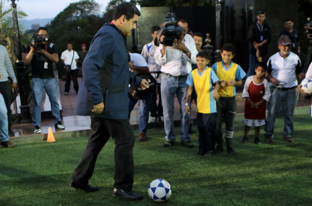  Imagen cedida por la Presidencia de Venezuela del presidente venezolano Nicols Maduro (c), jugando ftbol con jvenes en el exterior del Palacio de Miraflores, en la ciudad de Caracas, Venezuela, el 2 de febrero de 2016. De acuerdo con informacin de la prensa local, Nicols Maduro expres durante el encuentro con los jvenes que "de cada 100 muchachos de educacin primaria, 90 ya estn estudiando". (Xinhua/Presidencia de Venezuela) (bv) (jp) (sp) ***NO VENTAS*** ***SOLO USO EDITORIAL***