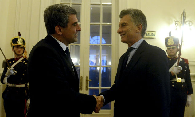 Argentine President Mauricio Macri (R) welcomes his Bulgarian counterpart Rosen Plevneliev at the goverment house in Buenos Aires, February 4, 2016. REUTERS/Argentine Presidency/Handout via Reuters ATTENTION EDITORS - THIS PICTURE WAS PROVIDED BY A THIRD PARTY. REUTERS IS UNABLE TO INDEPENDENTLY VERIFY THE AUTHENTICITY, CONTENT, LOCATION OR DATE OF THIS IMAGE. THIS PICTURE IS DISTRIBUTED EXACTLY AS RECEIVED BY REUTERS, AS A SERVICE TO CLIENTS. FOR EDITORIAL USE ONLY. NOT FOR SALE FOR MARKETING OR ADVERTISING CAMPAIGNS. EDITORIAL USE ONLY. NO RESALE. NO ARCHIVE. ORG XMIT: BAS01