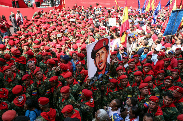  Soldados comemoram o aniversário da revolta civil comandada por Chávez em 4 de fevereiro de 1992