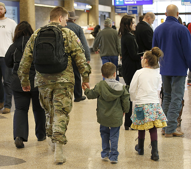 Militar caminha com os dois filhos no aeroporto de Salt Lake City aps voltar de uma misso no Afeganisto