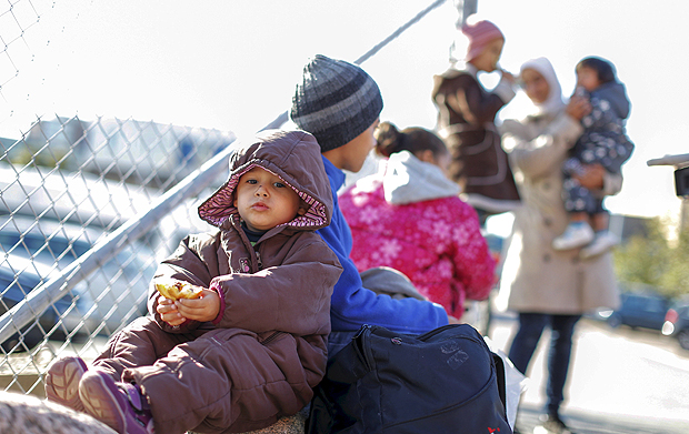 Crianas esperam entre imigrantes e refugiados que chegam ao terminal martimo de Gotemburgo
