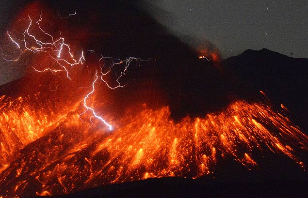 Raios se juntam  lava do vulco Sakurajima, que entrou em erupo nesta sexta-feira (5) no Japo