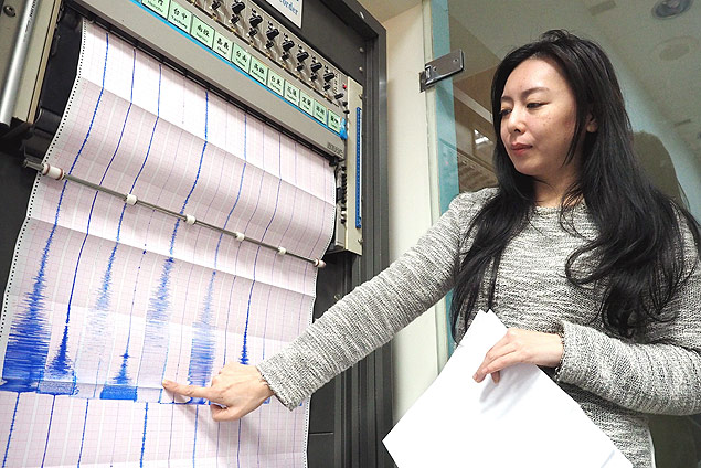 TWN01. Taipei City (Taiwan), 06/02/2016.- Tsai Min-chien, a member of the Seismological Observation Center, points to a graph after three earthquakes measuring 6.4, 4.3 and 4.5 respectively hit southern Taiwan, early 06 February 2016. The first quake, magnitude 6.4, hit Kaohsiung City at 03:57 (19:57 GMT Friday) on Saturday, followed by a 4.3 and a 4.5 quake centered in the nearby Tainan City. There were no immediate reports of major damage or casualties. (Terremoto/sismo) EFE/EPA/DAVID CHANG ORG XMIT: TWN01