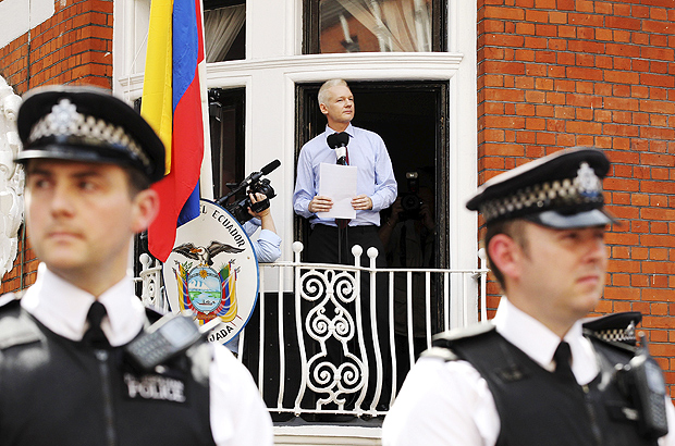 WikiLeaks founder Julian Assange speaks to the media outside the Ecuador embassy in west London in this August 19, 2012 file photo. Assange should be allowed to go free from the Ecuadorian embassy in London and awarded compensation for what amounts to a three-and-a-half-year detention, a U.N. panel ruled on February 5, 2016. REUTERS/Olivia Harris/Files ORG XMIT: SIN31