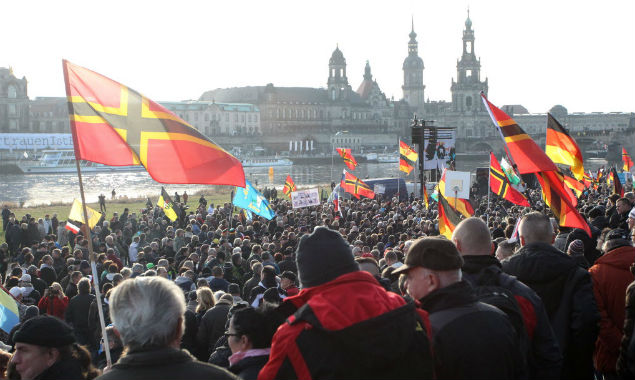 Participantes de um comcio do Pegida se renem em Dresden, na Alemanha