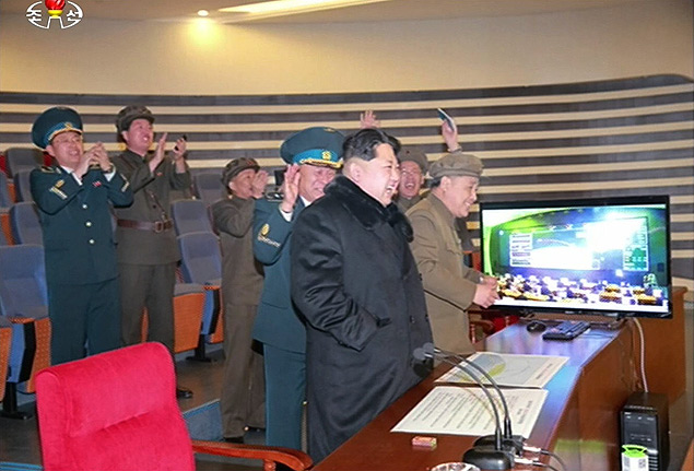Lder norte-coreano Kim Jong-un comemora lanamento de foguete