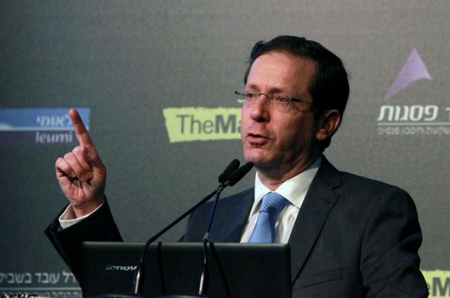 Isaac Herzog, líder do Partido Trabalhista e candidato ao cargo de primeiro-ministro de Israel, durante debate sobre economia, em Tel Aviv (Israel). *** Israeli Labour Party leader and co-leader of the Zionist Union list for the upcoming general election, Isaac Herzog gives a speech during a debate on economy on March 11, 2015 in the costal Israeli city of Tel Aviv. Six days before Israel votes in a snap general election, the centre-left Zionist Union opened a lead of several points over the ruling rightwing Likud party, a poll showed. AFP PHOTO / GIL COHEN-MAGEN ORG XMIT: GCM02