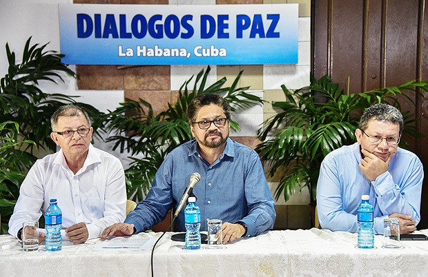 The head of FARC leftist guerrillas delegation to the peace talks with the Colombian government, Ivan Marquez (C)at Convention Palace in Havana, on February 8, 2016. Next to him Commanders Rodrigo Granda (L) and Pablo Catatumbo (R). AFP PHOTO/ADALBERTO ROQUE ORG XMIT: HAV06