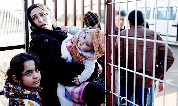 SDT03 KILIS (TURQUA) 08/02/2016.- Refugiados esperan en el paso fronterizo de ncpinar, en la provincia de Kilis, Turqua, hoy, 8 de febrero de 2016, para regresar a Siria. Decenas de miles de sirios se agolpan en la frontera con Turqua tras huir de la violencia en la provincia siria de Alepo, sin acceso a ayuda humanitaria o atencin mdica a la espera de entrar en el pas vecino que mantiene el cruce de Bab al Salama cerrado. Pese a la precaria situacin, el gobierno turco anunci ayer que no tena intencin de facilitar el paso a los refugiados en un futuro cercano. EFE/Sedat Suna ORG XMIT: SDT03