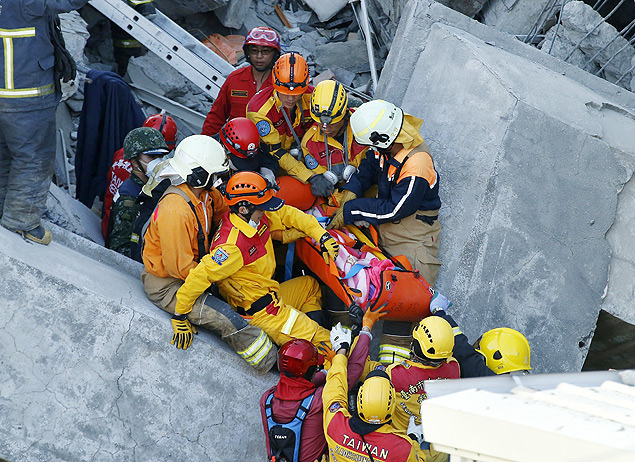 Equipes de resgate retiram dos escombros do prdio em Tainan, Taiwan, uma sobrevivente do terremoto