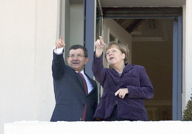 A chanceler alem, Angela Merkel, se encontra com o premi turco, Ahmet Davutoglu, em Ancara