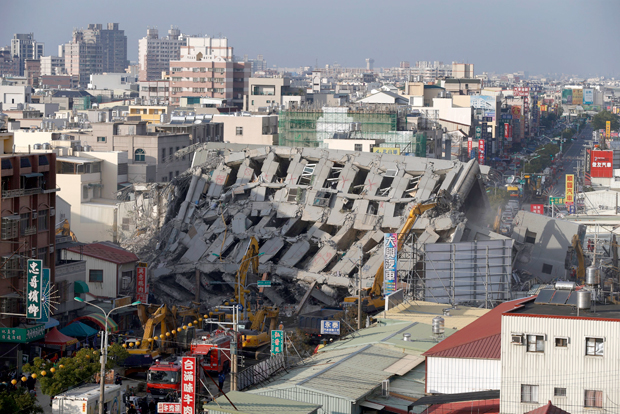 Imagem mostra o que restou do edifcio Weiguan Golden Dragon, de 17 andares, que desabou em Tainan